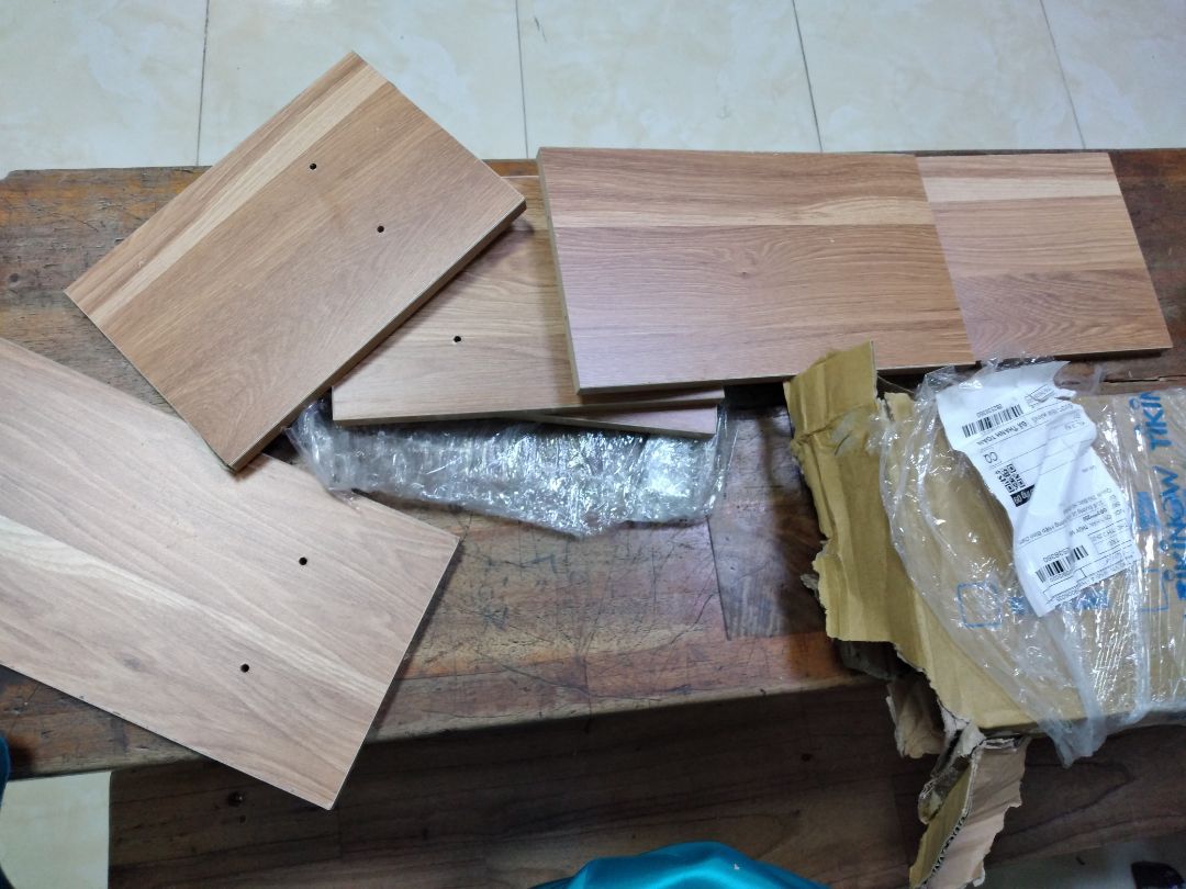 Mua hàng Tiki rất nhiều lần nhưng đây là lần đầu tiên thất vọng về sản phẩm! Mặc dù biết là sp giảm giá, có thể có xíu lỗi về bề mặt gỗ (như hình chụp) nhưng giao không có ốc vít, tất cả các tấm gỗ đều không bằng phẳng, nhìn như mấy tấm ván thừa í! Mong Tiki xem xét lại sản phẩm. Hi vọng sẽ không có lần tiếp theo như vầy, vì còn ủng hộ Tiki lâu dài