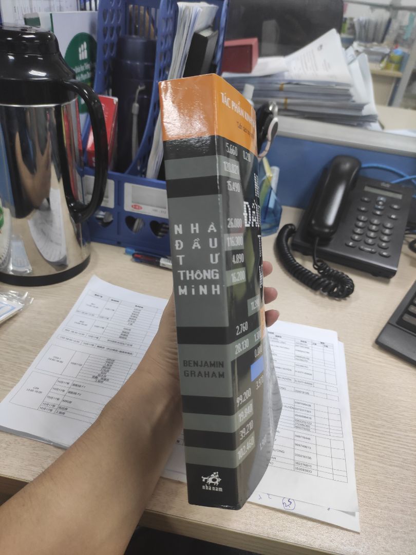 Nội dung sách thì mình không nói, nhưng chất lượng sách không phải là giấy tốt. Gáy sách đóng rất yếu. Nhưng với mức giá rẻ thì chấp nhận được. Đọc vài lần là sẽ bị bung gáy