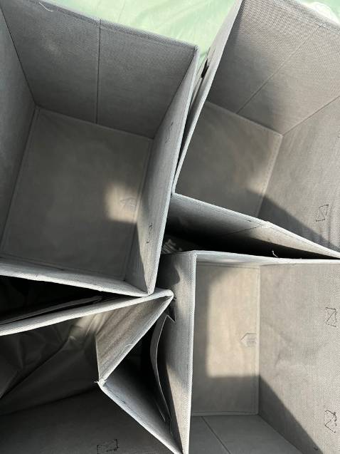 Hàng như mô tả nha mn. Thấy đáng tiền bỏ ra, hộp khá chắc và đẹp.
Hộp kích thước 28cm-30cm nên cũng vừa xinh - chứ không quá to lắm đâu . Để tất hoặc đồ lót hoặc áo mỏng cũng ok ạ! Màu xám và không có nắp. giá rẻ vậy cũng ok ạ. cả nhà nên mua nhé