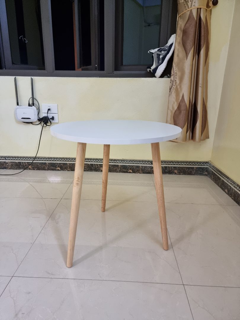Bàn đẹp nhưng nhìn hơi cao không khớp hình minh họa lắm, hộp đựng móp méo nhiều, nhưng may bàn không sứt mẻ gì. Bàn đẹp nhưng nhìn hơi cao không khớp hình minh họa lắm, hộp đựng móp méo nhiều, nhưng may bàn không sứt mẻ gì.