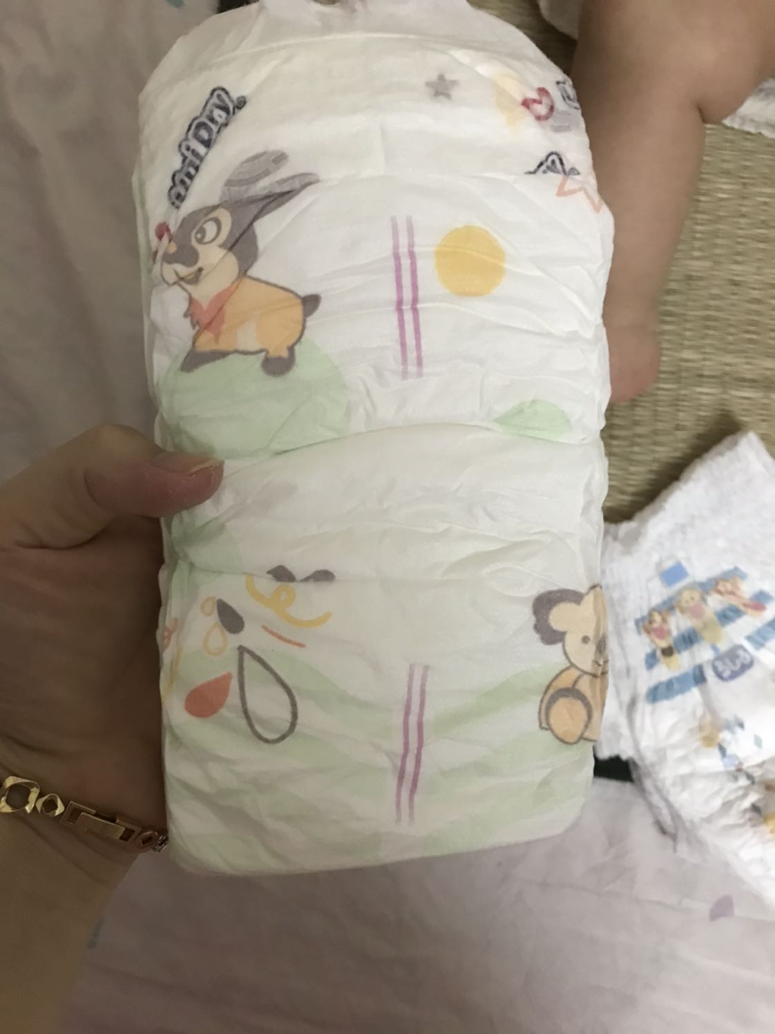 Giá thành rẻ. M mua áp mgg, tính ra 160k: bịch. Giao hàng nhanh như 1 cơn gió. Cơ mad tièn nào của ấy, giá rẻ nên k thể đòi hỏi chất lượng cao như tã xịn dc. Nhà nào k có kte thì dùng dc