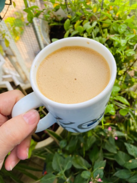 Đóng gói kỹ. Giao hàng (liên kết) có tâm và kiên nhẫn vì mình liên tục bận sau 4 cuộc gọi, hơi có lỗi với shipper.

Ấn tượng đầu tiên khi mở đóng gói là bao bì thanh lịch, chắc chắn, sản phẩm được kèm 2 cục pin xịn, màu và cảm quan bên ngoài là máy đúng mô tả, chất liệu ổn, cầm cứng cáp không phải dạng nhựa dỏm. Xuất xứ TQ.

Có video hoạt động của máy đính kèm. Yeap, hoạt động mạnh mẽ, êm dịu; sau khi cho đá vào đánh thêm vài giây, foam nổi lên nhìn mê ly, có cảm giác đánh 1-2 trứng làm cái bánh nho nhỏ cũng ổn!

Hiếm có hàng nào cỡ 120k mà mang lại nhiều niềm vui như máy này. Nhà cung cấp uy tín. Đáng tiền nhe mọi người, nên mua!