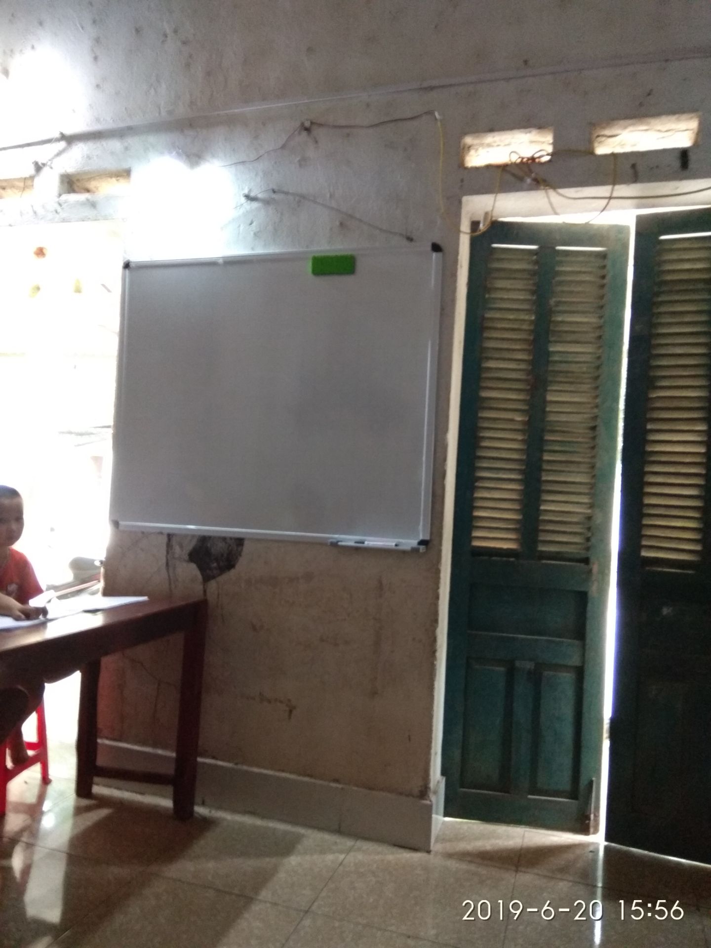 bảng tốt. xóa dễ. nhưng có 1-2 vết lõm nhỏ. chắc do vận chuyển.