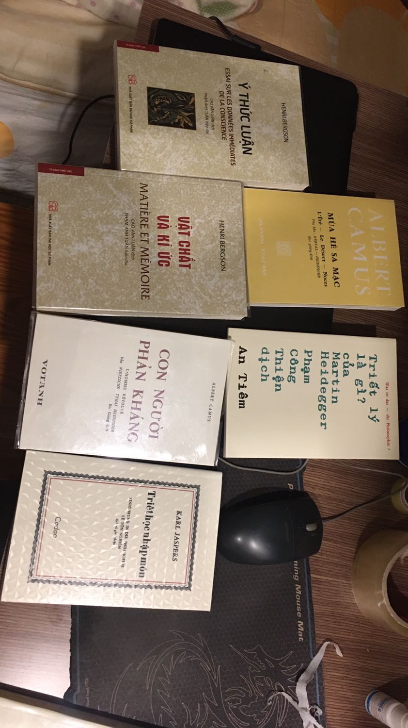 Sách được in rất ít nên mình vui khi mua được quyển này. Diện mạo hoài niệm đơn sơ nhìn rất giống với những cuốn sách hồi xưa. Dịch thuật ổn, nội dung hay. Ham thích triết thì nên đọc.