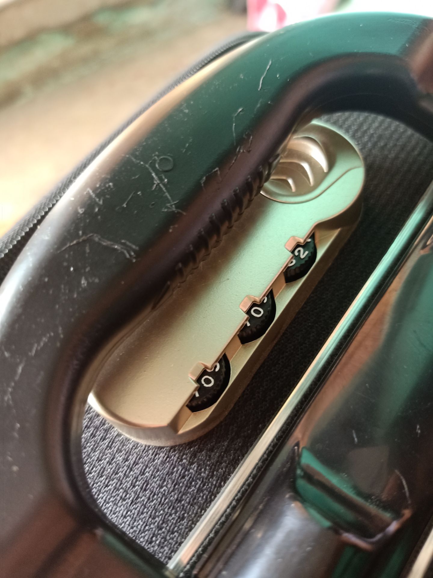 mau k giong hinh tau keo va banh xe nhieu nhua thua ben trong valy thi ban . co viec can len danh chap nhan lay