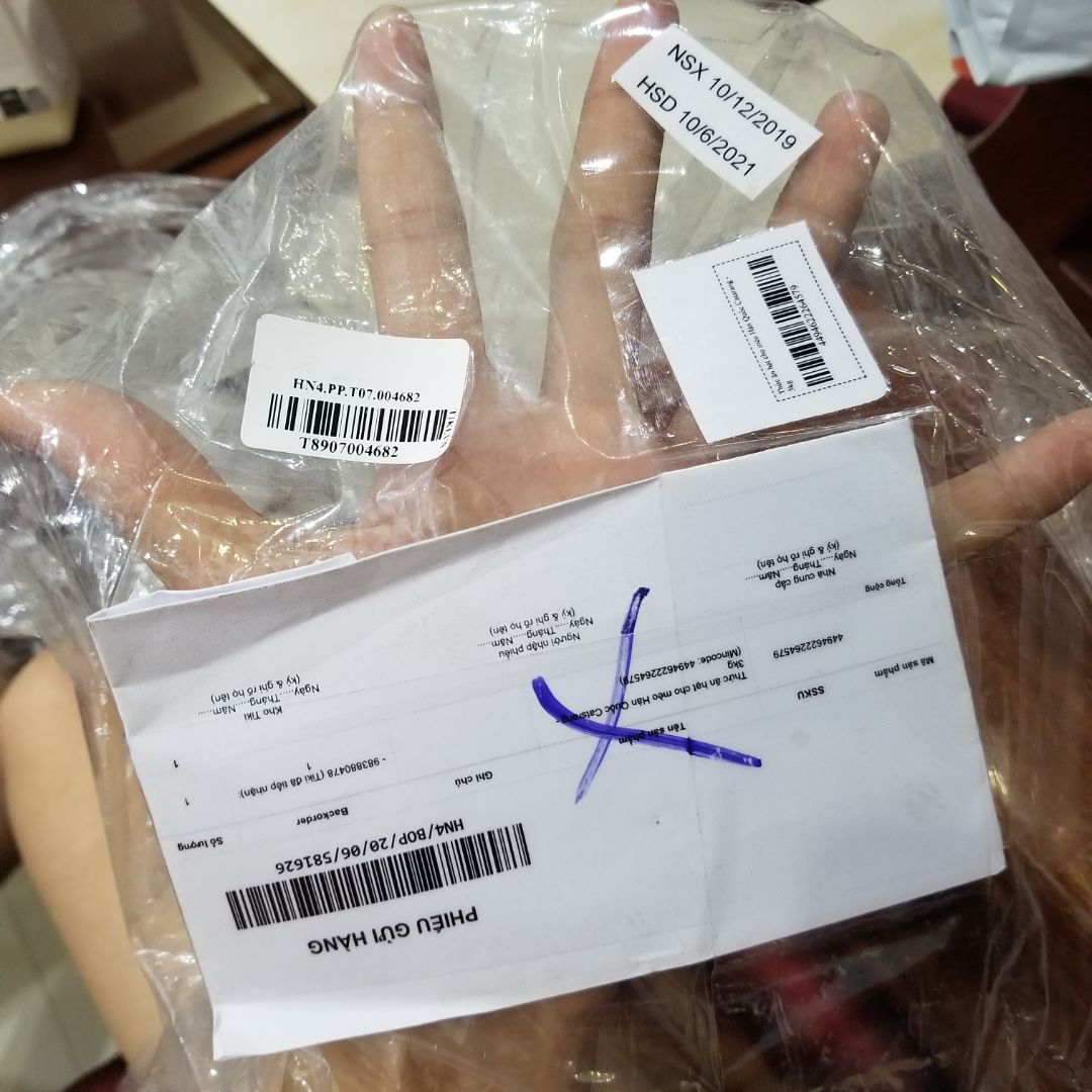 Mình mua túi 3kg, đã nhận được túi hàng còn nguyên vẹn. Chất lượng thì mèo mình chưa thử nên mình chưa biết. Mình có thắc mắc là trên bao bì túi có ghi sx제 조:10/3/2020 (hsd 18 tháng)(Trong đợt dịch vẫn vận chuyển hàng từ HQ qua VN bình thường à) còn ở bì nilon bọc túi thì ghi nsx: 10/12/2019, hsd: 10/6/2021. Có sự chênh lệch về ngày sx in trên bao bì và túi nilon bọc sản phẩm. Vậy đâu mới là ngày sx đúng? Mình mua túi 3kg, đã nhận được túi hàng còn nguyên vẹn. Chất lượng thì mèo mình chưa thử nên mình chưa biết. Mình có thắc mắc là trên bao bì túi có ghi sx제 조:10/3/2020 (hsd 18 tháng)(Trong đợt dịch vẫn vận chuyển hàng từ HQ qua VN bình thường à) còn ở bì nilon bọc túi thì ghi nsx: 10/12/2019, hsd: 10/6/2021. Có sự chênh lệch về ngày sx in trên bao bì và túi nilon bọc sản phẩm. Vậy đâu mới là ngày sx đúng?