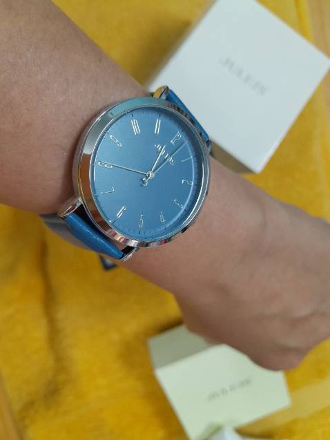 Màu của đồng hồ hơi khác trong ảnh nhưng ở ngoài trông đẹp hơn. Đây là chiếc đồng hồ Julius thứ 2 mình mua. Lần trước mua trong MIPEC Long Biên rất tốt và bền nên mình muốn mua hiệu này tiếp. 

Mình ưng quá nên chụo nhiều ảnh để nhận xét cho shop. Mặt đồng hồ to rất dễ nhìn giờ, mình hay bị muộn giờ nên cần mặt đồng hồ to thế này. Mình làm nghề dạy học thì cần đồng hồ để canh giờ. 

Dây rất đẹp nhé. Hộp trông chuyên nghiệp, shop có để giấy bảo hành và thông tin bảo hành rõ ràng. 

Nhất định sẽ quay lại ủng hộ shop.