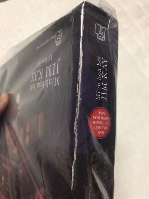 Đây là tổng hợp trải nghiệm sau 2 lần mình được giao sản phẩm này từ Tiki Trading:
Lần 1 (giao ngày 13/1/2022):
- Sản phẩm đã qua sử dụng, bị mất màng bọc của nhà xuất bản.
- Sách bị rách và dập nát ở nhiều vị trí.

Lần 2 (giao ngày 18/1/2022) (sau khi yêu cầu đổi trả):
- Sản phẩm bị dập nát ở nhiều vị trí và trông rất cũ.
- Mình đã yêu cầu đổi lại lần nữa. Tuy nhiên, sau hơn 3 ngày không thấy Tiki phản hồi từ lúc thu hồi sản phẩm, mình gọi lên *** Tiki thì được bạn nhân viên thông báo rằng Tiki đã tự ý hủy đơn và đang tiến hành thủ tục hoàn tiền với lý do hết hàng. Trong khi mình theo dõi từ ngày 18/1/2022 đến nay là 25/1/2022, thì sản phẩm vẫn còn sô lượng hơn 15 trên hệ thống. Như vậy đồng nghĩa toàn bộ sản phẩm này trong kho của Tiki đều bị lỗi dập nát tương tự nên không đủ điều kiện đổi mới cho mình.

Mình có đính kèm hình ảnh chi tiết lỗi của sản phẩm sau 2 lần giao hàng, bên Tiki vui lòng xem qua nhé!

Tiki các bạn rất vô lương tâm khi giao những sản phẩm kinh khủng này đến khách hàng. Toàn những sản phẩm hư cũ đầy lỗi ngoại quan, nhưng các bạn vẫn giao hết lần này đến lần khác. Đây không chỉ đơn thuần là vấn đề sản phẩm lỗi nữa, mà là hành vi bán hàng phi đạo đức, vì nó ảnh hưởng trực tiếp đến vấn đề thời gian và tiền bạc của khách hàng. Các bạn là nhà bán hàng hay những kẻ Iừa đảo?