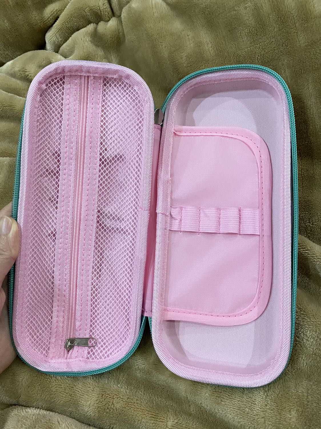 Hàng giống như hình, chất liệu nhẹ, giá cả hợp lý, tiki giao hàng rất nhanh!