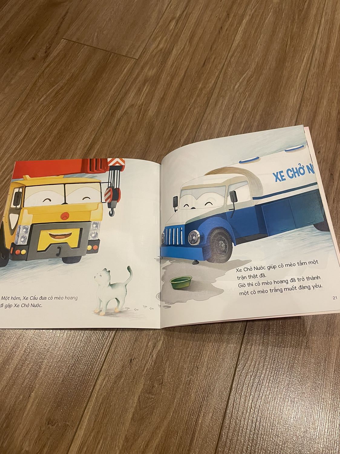 Hình vẽ và màu sắc rất đẹp, lời dẫn ngắn gọn xúc tích. Mình thấy rất phù hợp cho bé nhà mình (2 tuổi).