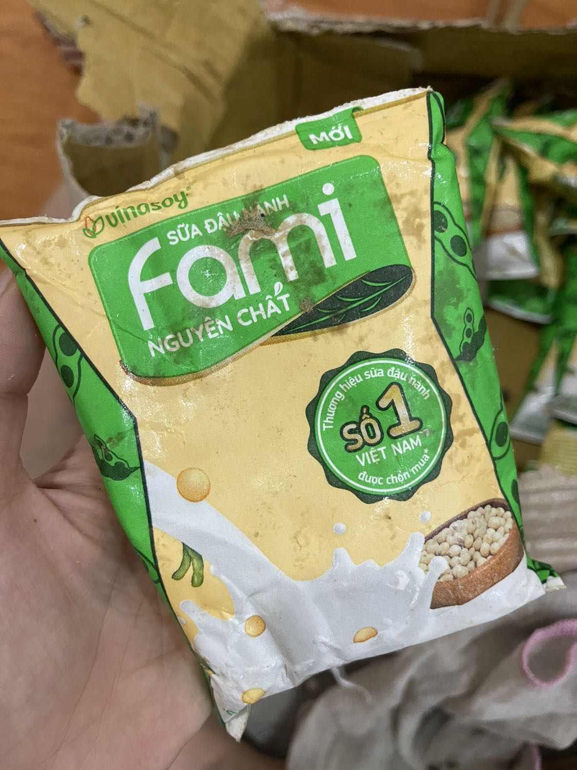 Mọi ng mua sữa là sản phẩm uống vào người nên hãy là ng tiêu dùng thông minh sáng suốt để lựa chọn đúng shop với đúng chất lượng. Còn đây là hàng mà e nhận của shop này đây. Treo đầu dê bán thịt ***. Và đây là những hình ảnh để mọi ng cùng tránh.
1: Sữa ko để trong thùng mà cho vào thùng giấy ko nhãn mác hiệu. Bọc sơ cua nhận tới tay thì thùng giấy ko nhãn mác này bị mục ẩm ướt và rất mùi ám hết vào túi sữa. Do kp thùng của hãng nên ko có độ cứng thành ra trong lúc vận chuyển bị hỏng hết các túi sữa bên trong. Có hình ảnh bên dưới m có đăng
2: Tất cả các túi sữa bên trong để kung tung, bị nhàu nát hết túi sữa, các túi sữa bị dính nc ẩm mùi hôi rất khó chịu. Hds có túi còn bị mờ đi như kiểu thùng này tráo mấy loại hàng vào với nhau vì ngay từ đầu đây kp 1 thùng sữa đóng nguyên zin. 
3: tất cả các cạnh ven túi bị bung chất dính và bẩn kinh khủng mùi hôi nữa ko thể nào mà cắn hay xe ra rồi mút đc vì xq đó rất rất bẩn.
4: Chỉ vì mua hàng sale rẻ hơn 20-30k  mà mua phải sưa ntn thì thà mua đắt lấy clg còn hơn rẻ mà mua về ko ăn ko uống nổi. Mua sự bực tức vào người. Nhận hàng từ từ mở ra mà cảm nhận là mùi hôi, nhìn túi sữa bẩn dơ rồi ọp ẹp vì dính nước.
5: Tôi cũng là ng kinh doanh buôn bán, nhưng làm gì bán gì hãy nên có tâm thì mới lâu dài đc. Nhất là lĩnh vực thực phẩm ntn. Tôi là ng khá dễ tính mà tôi nhận hàng ko thể chấp nhận nổi. Làm ăn thế này thì cái tâm vứt bỏ đi cho xong rồi. À mà có tâm thì đã ko bán mấy kiểu sữa ntn. Đôi lời gửi về cái đánh giá cho shop.
Thân ái và ko bao giờ gặp lại! 
Kinh tởm!