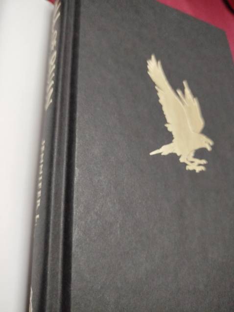 Đẹp, bìa cứng nhưng giá như bìa mềm. Highly recommended