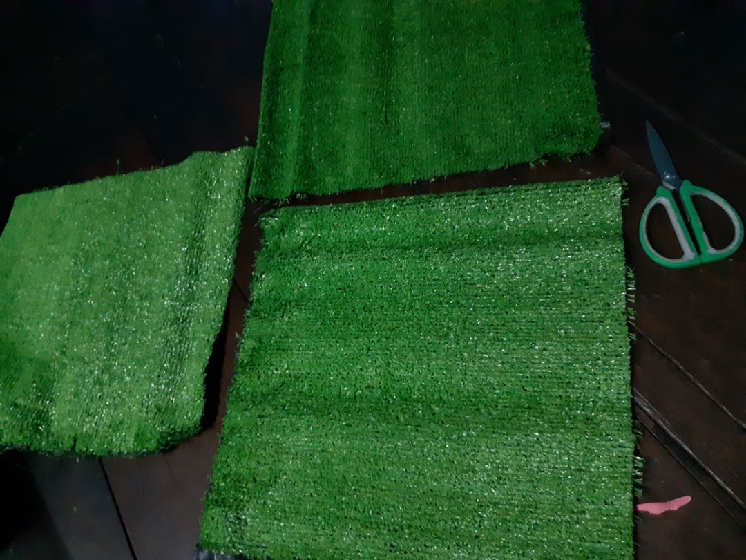 1 tấm nhỏ xíu 3 cuộn bó lại mà tưởng giao 1 cuộn, sợi cỏ như ni lông, vừa nhỏ li ti vừa tưa rụng, chất lượng quá kém so với giá.