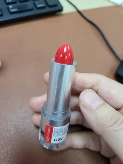 Màu son đẹp, đúng như màu mình đặt
Mới sử dụng thử thấy mềm và mịn, chưa thấy bị khô môi.
Nói chung là hài lòng nha shop