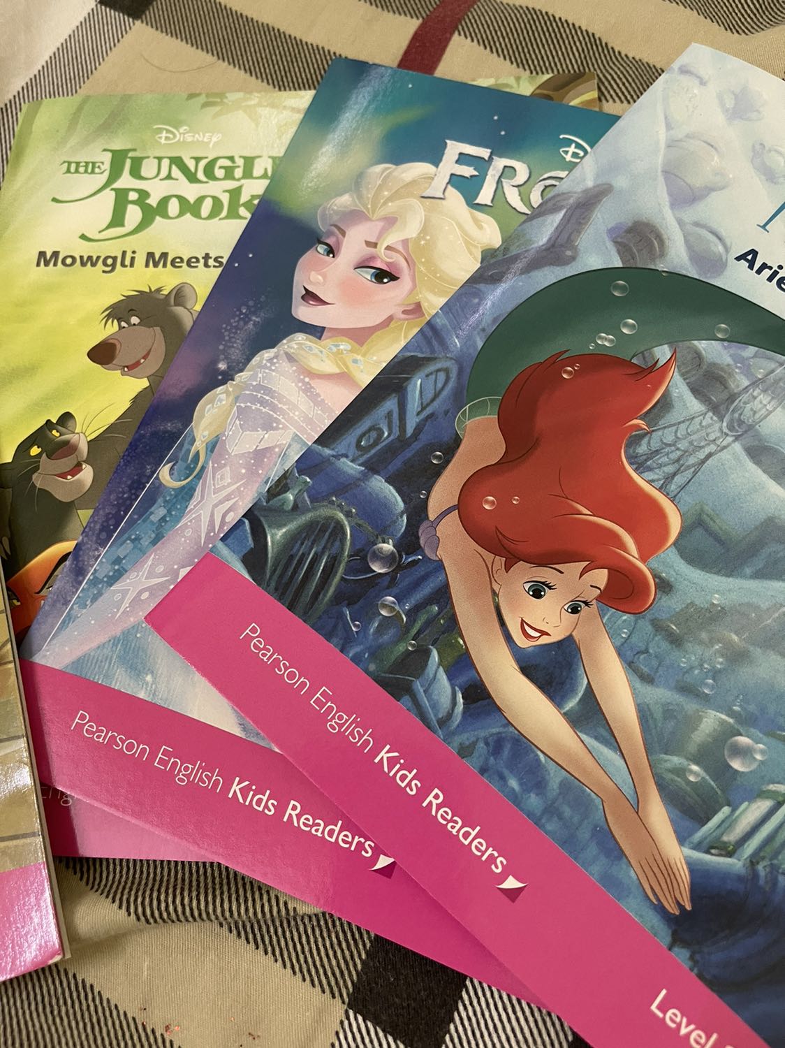 Sau khi mua thử bộ Level 1 thấy hay nên mình quyết định mua tiếp bộ Lv2 ngay đợt giảm giá tốt. Bộ này rất ư là ưng ý. Nhất là sau khi đọc cho bé nghe và cho xem phim hoạt hình, bé rất thích thú. Chờ đến đợt giảm sâu sẽ tiếp tục mua đủ bộ.