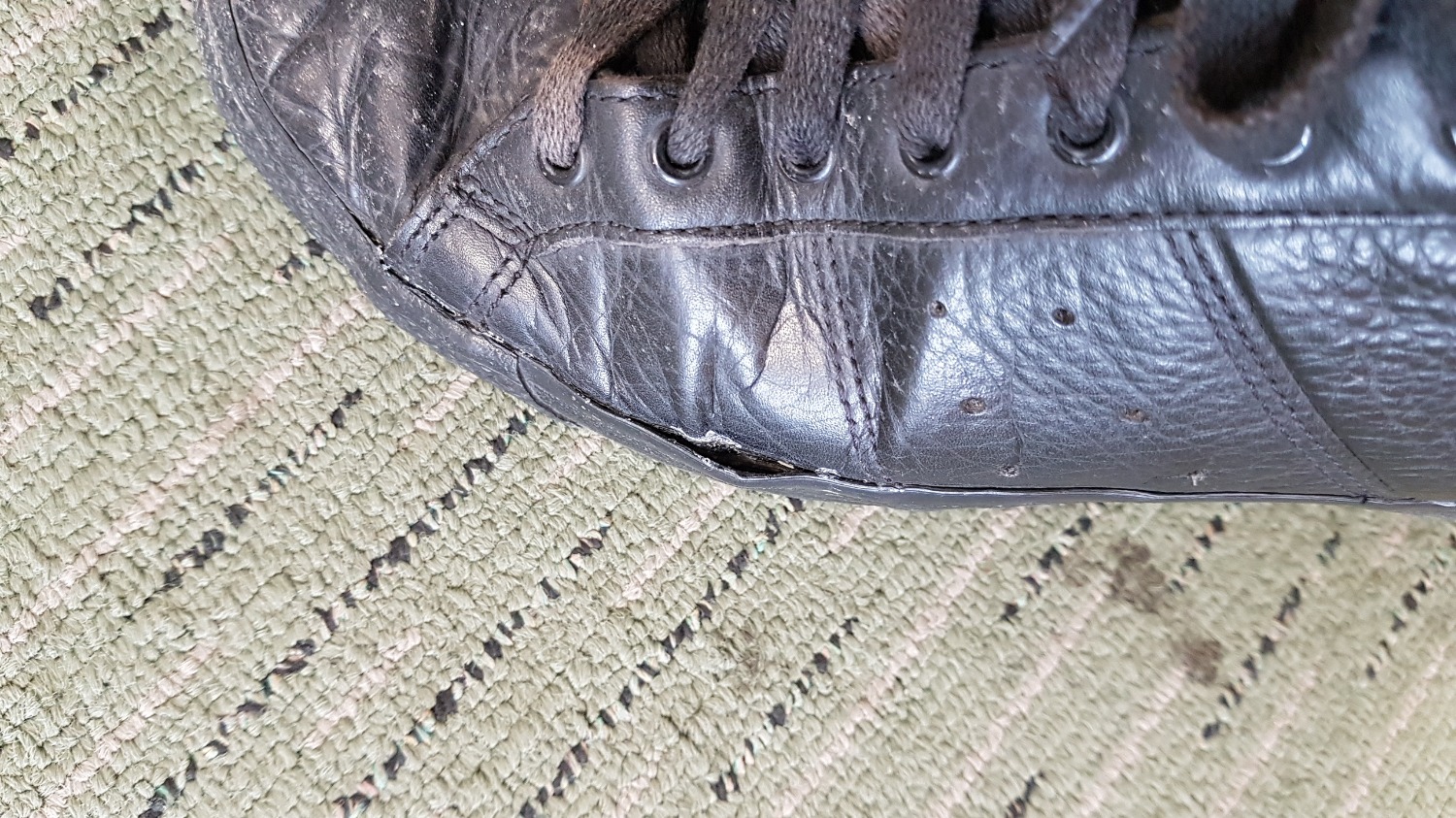 Thấy nhà bán hàng có quảng cáo dán giầy tốt, thực sự không phải vậy. Keo này mùi và đặc tính giống keo 502, khi khô sẽ cứng và bong ra lại như cũ. Đã dán thử 2 đôi, 1 hở nhiều, 1 hở ít. Dán xong để hôm sau mới mang. Và kết quả như hình. Kết quả = 0. Nếu dán các vật liệu khác có khi hiệu quả, nếu vậy mua keo 502 rẻ và nhiều hơn.