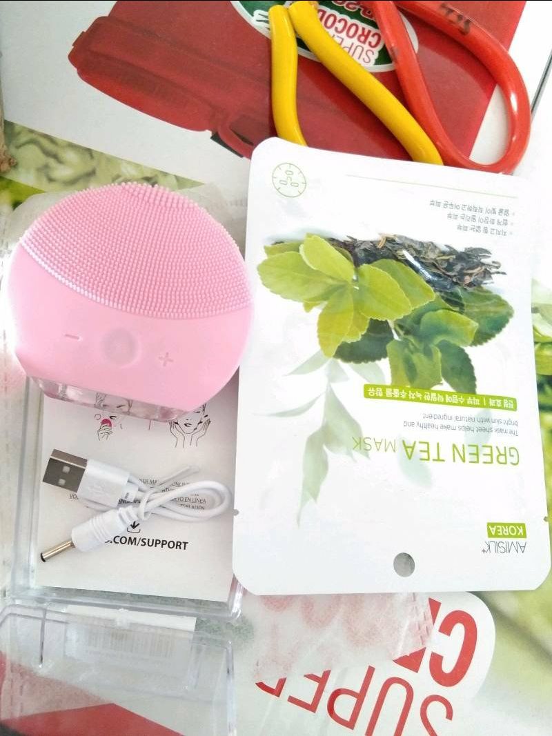 Đầu cọ silicon mềm mại, không gây xót da, với giá tiền đó mà có thêm chức năng làm nóng thì mình khá ưng, nhưng cảm giác cầm máy không được chắc tay lắm, đầu cọ không đều làm mình nhìn thấy khó chịu sao sao á 😂😂, nói chung là với giá đó thì mình thấy khá ok rồi