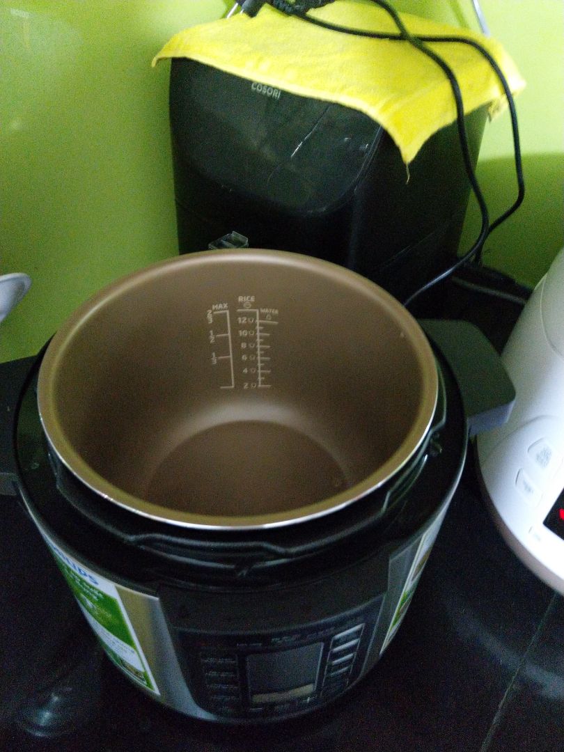 món đầu tiên mình nấu là cháo lươn mình hầm 20' cháo chín hạt gạo nở mềm rau củ mềm mà k bị nát dùng nĩa nghiền ra là có thể cho bé ăn được rồi. dùng nồi tiện lắm nấu ăn nhàn lắm các mẹ ạ. mình mua nồi lúc sale + 150k giảm giá= 2389k quá rẻ luôn ạ! đang hóng để mua chiếc thứ 2 😘😘😘😘