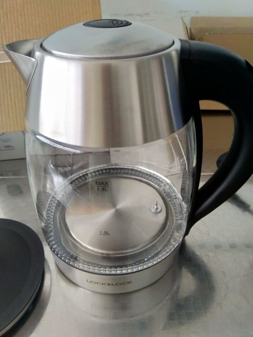 Vừa mới giao hàng. Lấy ra đun thử. Bấm nút thì nắp sẽ bật ra. Có điều chỉnh nhiệt độ. Led màu đỏ, đẹp. Vì là thủy tinh nên sẽ hơi nặng. Khi đun nóng thì chỉ còn phần màu đen là đụng vào được, những chỗ khác dễ gây phỏng, nên chú ý nếu nhà có trẻ nhỏ. Độ bền thì tạm thời chưa đánh giá được.