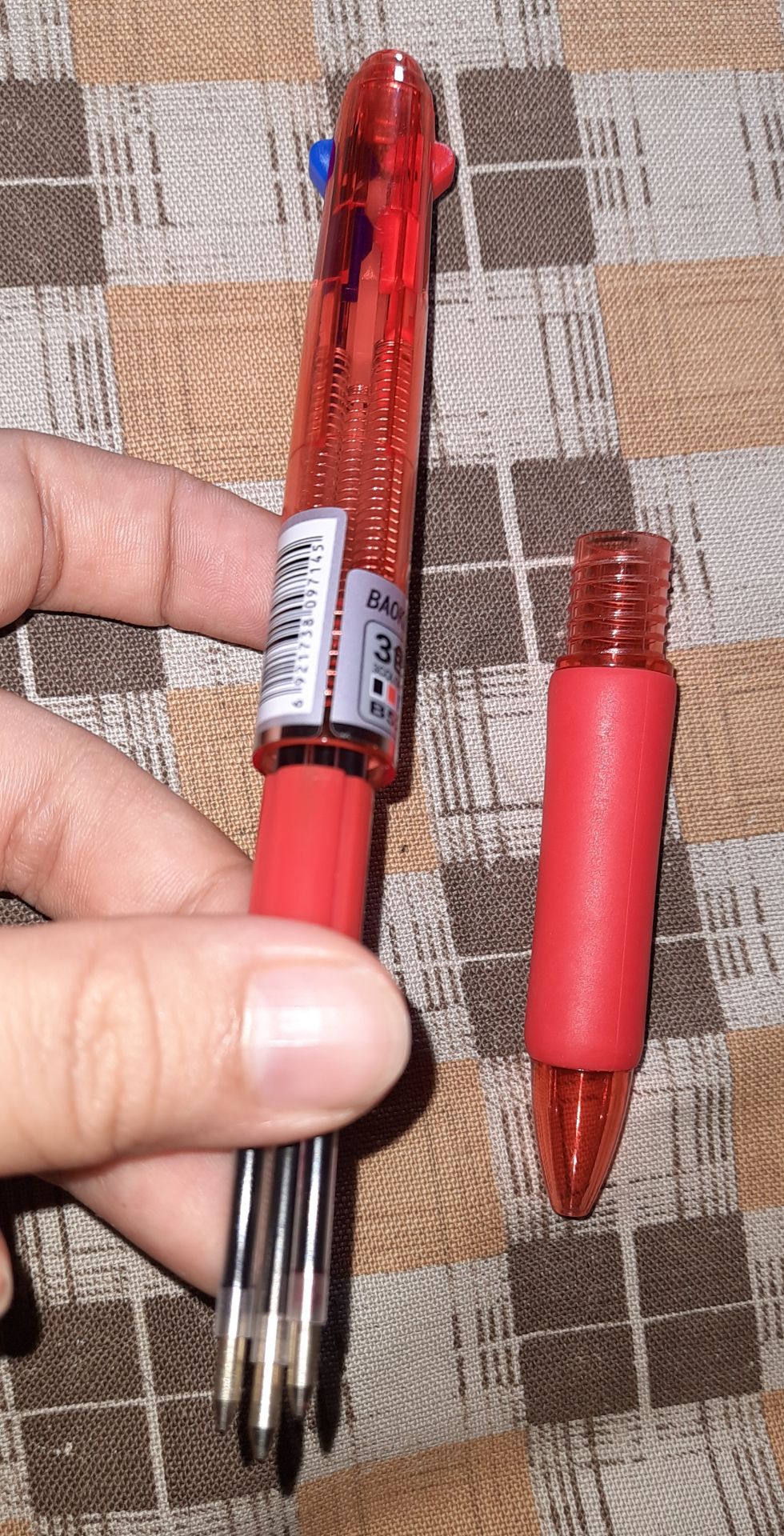 Thông tin không đúng!
Trên website ghi là viết 4 ngòi (4 màu) nhưng thực tế thiết kế này chỉ có 3 ngòi (3 màu: xanh dương, đen, đỏ đậm). Màu sắc hơi tối, ko được tươi lắm, nhưng ưu điểm là có bọc nhựa ở đầu mỗi ngòi viết, đầu viết trơn, đều, ko bị đứt quãng. Vì tôi định mua viết 4 màu khác nhau để đánh dấu, nên tuy hơi bực mình vì Tiki đăng thông tin ko chính xác, nhưng vì cây viết cũng khá dễ thương nên thôi nhận luôn *,*
Đề nghị Tiki cẩn trọng hơn trong việc ghi chú thông tin hàng hóa để tránh gây nhầm lẫn cho khách hàng. Xin cảm ơn.