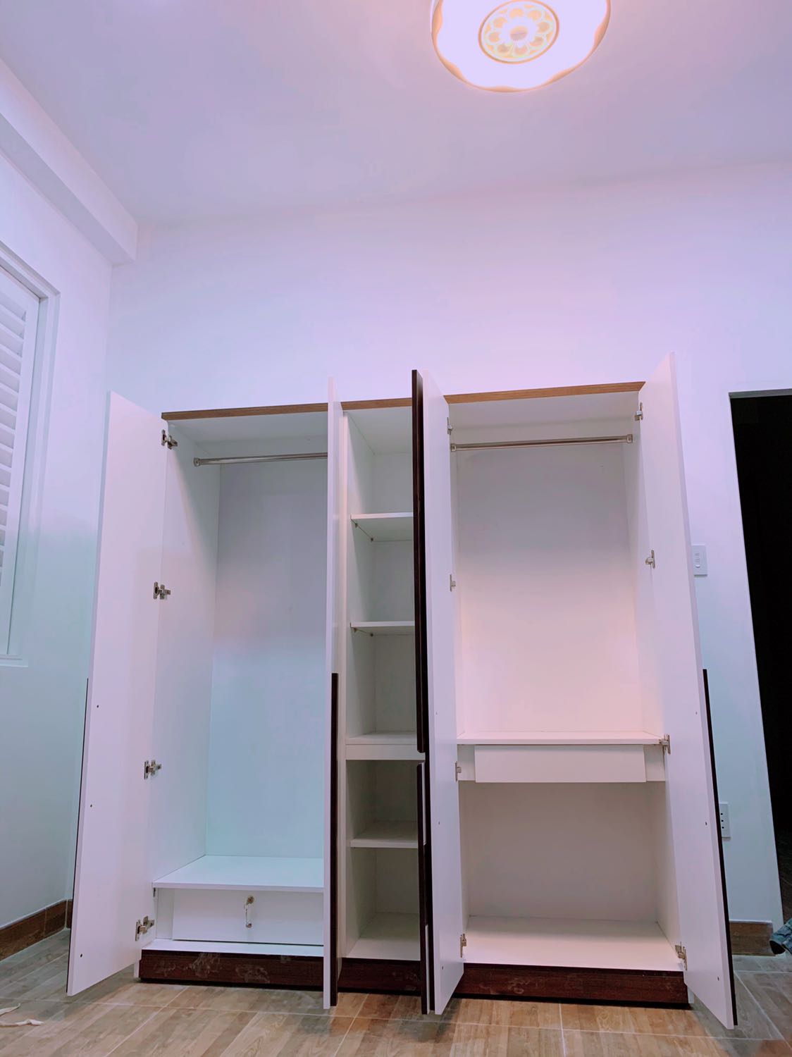 Tủ quá đẹp, chắc chắn, lắp ráp tuy hơi trễ nhưng rất tận tình ^^