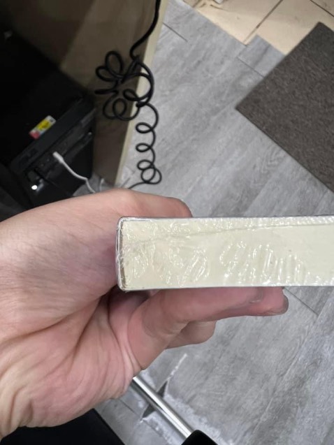 gáy sách phía trên nhìn như không có, các tép sách thấy rõ bị rời khỏi gáy, pre order nhưng sản phẩm quá ẩu