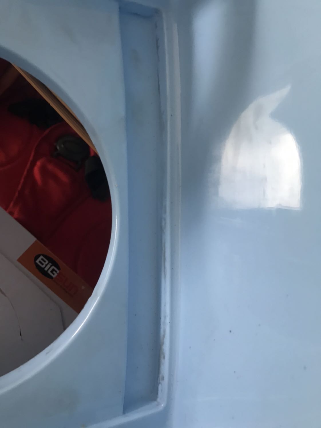 Chào Tiki!
Mình chọn mua TiKi nay cũng mới hơn 1 năm, mua cũng rất nhiều đồ. Nhưng lần đầu tiên mình không hài lòng về sản phẩm nhận được bị bể và bị móp như hình. 
Và còn dơ bụi đầy
Không hài lòng tí nào cả