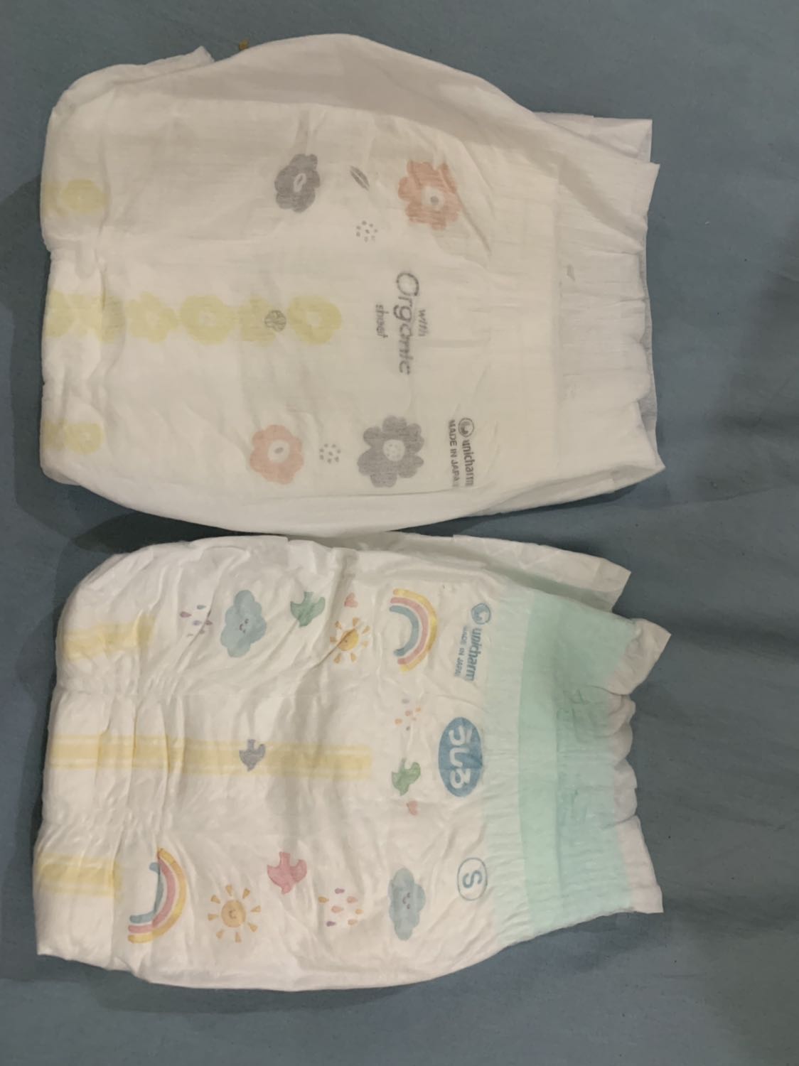 Bỉm có mùi hơi hắc kiểu mùi keo. Mình mua ở shop 1 bịch về dùng thì nghĩ chắc khác loại natural mình đang dùng. Sau đó mình mua 1 túi bỉm cùng loại ở mall thì bao bì cũng khác và bỉm ko có mùi như bỉm của shop 😐😐