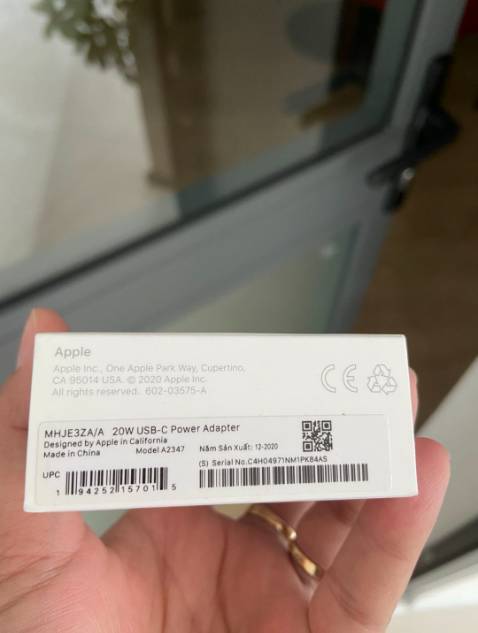 Sạc chuẩn auth nguyên seal phân phối chính hãng bởi FPT, giao hàng nhanh đặt hôm qua hôm nay có. Mua rẻ hơn ở các siêu thị di động, điện máy. Cảm ơn shop.