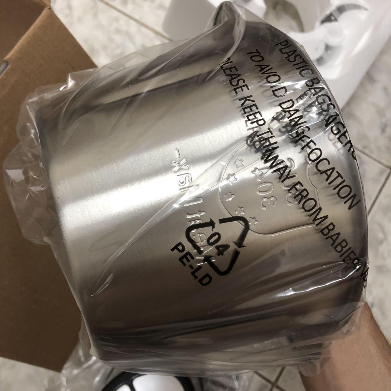 Cối này nhẹ hơn loại bằng thuỷ tinh. Động cơ xay không mạnh bằng loại cầm tay. Nhưng xay thịt rất nhuyễn. Nói chung ok