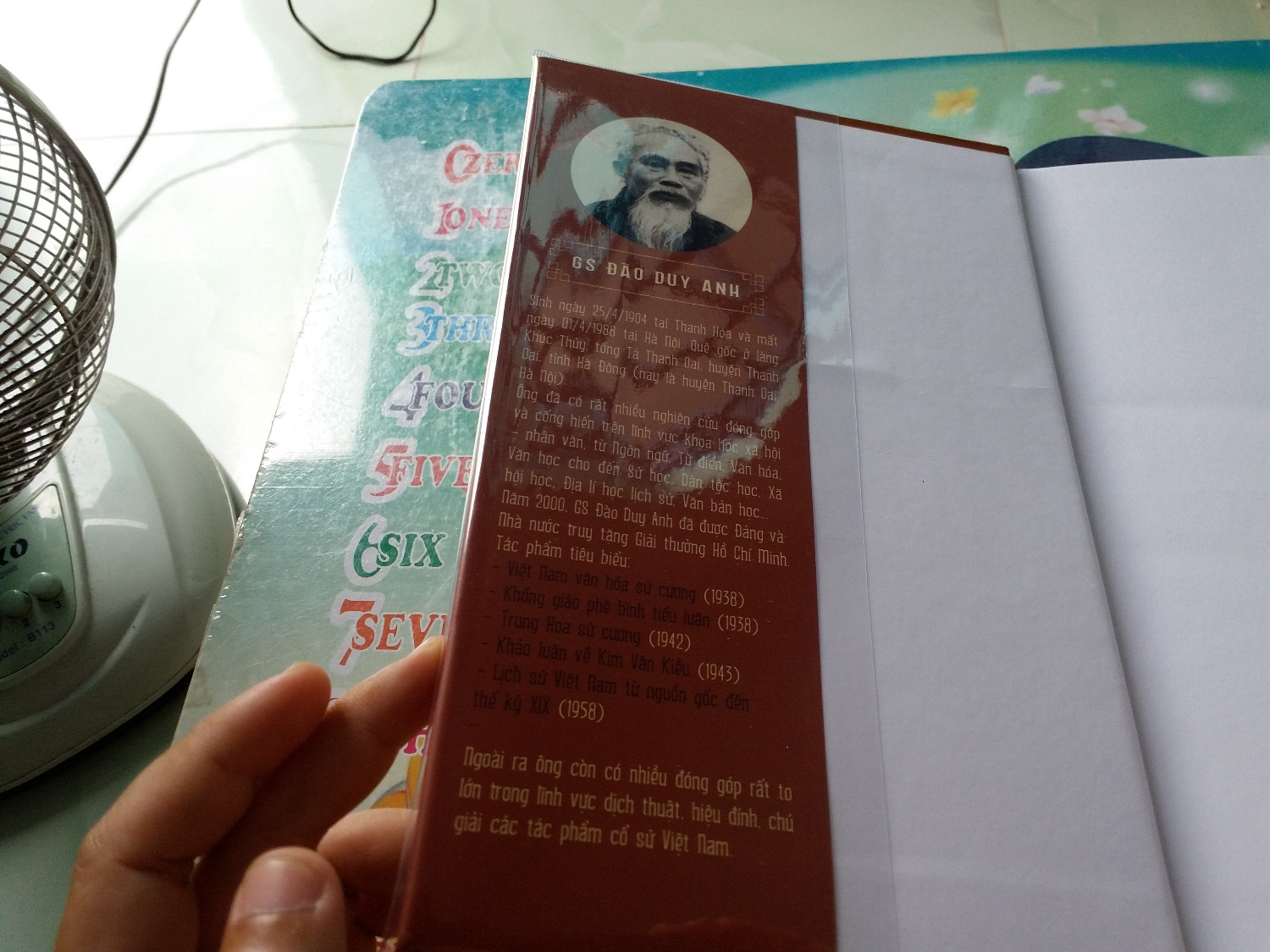 Phải nói rõ cho các bạn đây là sách địa lý nhé, cụ thể là sách lịch sử của các khu vực địa lý. Bìa cứng, có bìa phụ bao ngoài, có nơ đánh dấu sách, giấy tốt màu ngà, sách chỉn chu, chữ rõ ràng nhưng hầu như không có sơ đồ minh họa, nói chung là hơi khô khan nhưng ai chuyên nghiên cứu thì okie!