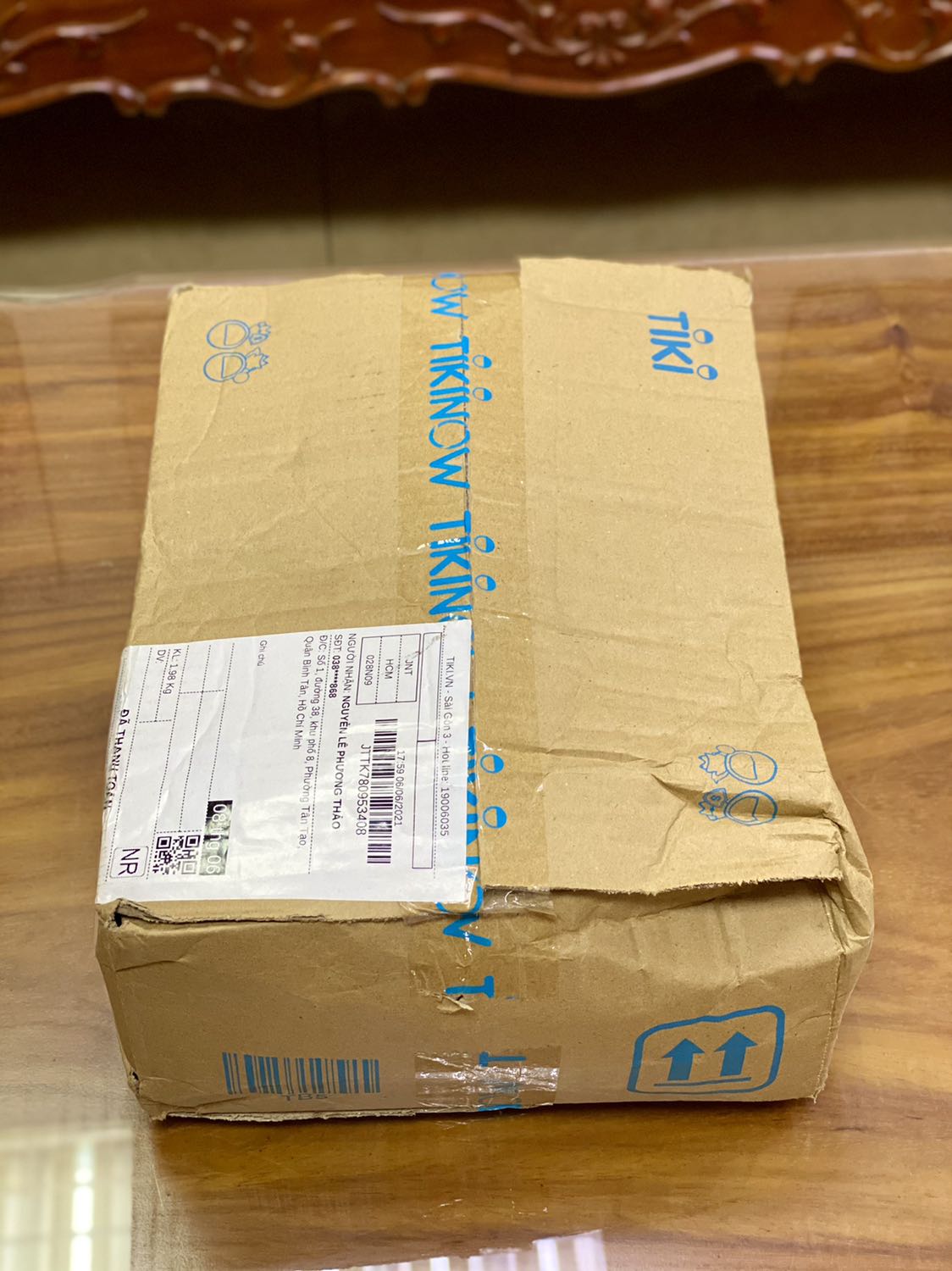 - Tiki giao hàng nhanh chóng nhưng đóng gói chưa được cẩn thận. Lúc giao kiện hàng còn móp méo như thế này. Thật sự thất vọng với bộ phận giao hàng của Tiki.
- Về mặt hình thức mình đánh giá 5 sao, sách bìa cứng, khổ to, có áo sách, in màu toàn bộ, chất lượng giấy tốt. Sản phẩm tặng kèm 1 bookmark & 6 thẻ nhân vật khá thú vị. Giá mình mua đã giảm khá nhiều so với giá bìa cộng mã vận chuyển nên quá ổn. Đây mới là tập 1 nên chắc chắn sẽ đón mua những tập tiếp theo. Nhìn chung chất lượng tuyệt vời! 
- Sách phù hợp làm quà tặng cho các bạn nhỏ thích khám phá lịch sử, bản thân mình cũng thích sách có nhiều ảnh minh họa sôi động, tạo động lực & hứng thú hơn trong việc đọc sách.