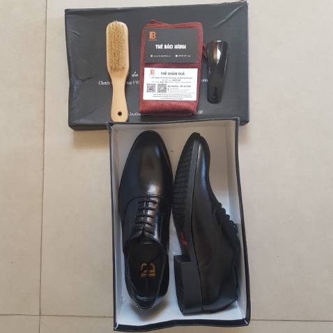 Cảm nhận ban đầu: Rất hài lòng với ngoại quan của sản phẩm, nhìn không khác gì đôi giày Italy tôi đang đi. Da bò thật và đế cao su đúc hy vọng sẽ bền bỉ. 
Shop đóng gói rất chu đáo, trong hộp gồm có: Đôi giày, 1 hộp xi, 1 bàn chải lông, 1 miếng kê gót khi mang giày, 1 khăn cotton cùng phiếu bảo hành và phiếu giảm giá lần sau. SP rất hợp mua làm quà tặng các bạn nhé.