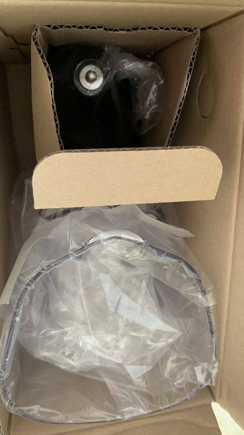 Máy chạy êm khi ép, vắt kiệt xác. Sau nhiều ngày xem các loại máy ép thì quyết định chọn em này thật hài lòng. Hàng sản xuất tại Hàn Quốc năm 2020. 
Điểm 10 cho Tiki lúc nào cũng giao hàng sớm hơn so với thời gian dự kiến