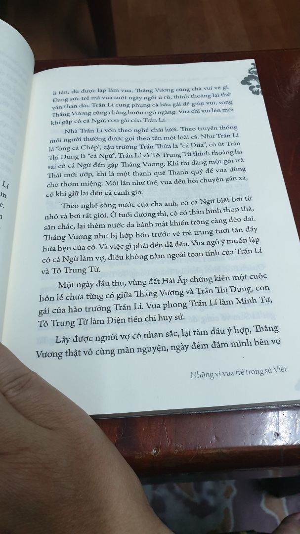 sách hay.trình bày đơn giản dễ hieu.giup ng doc co them nh kiến thức ve lich sử