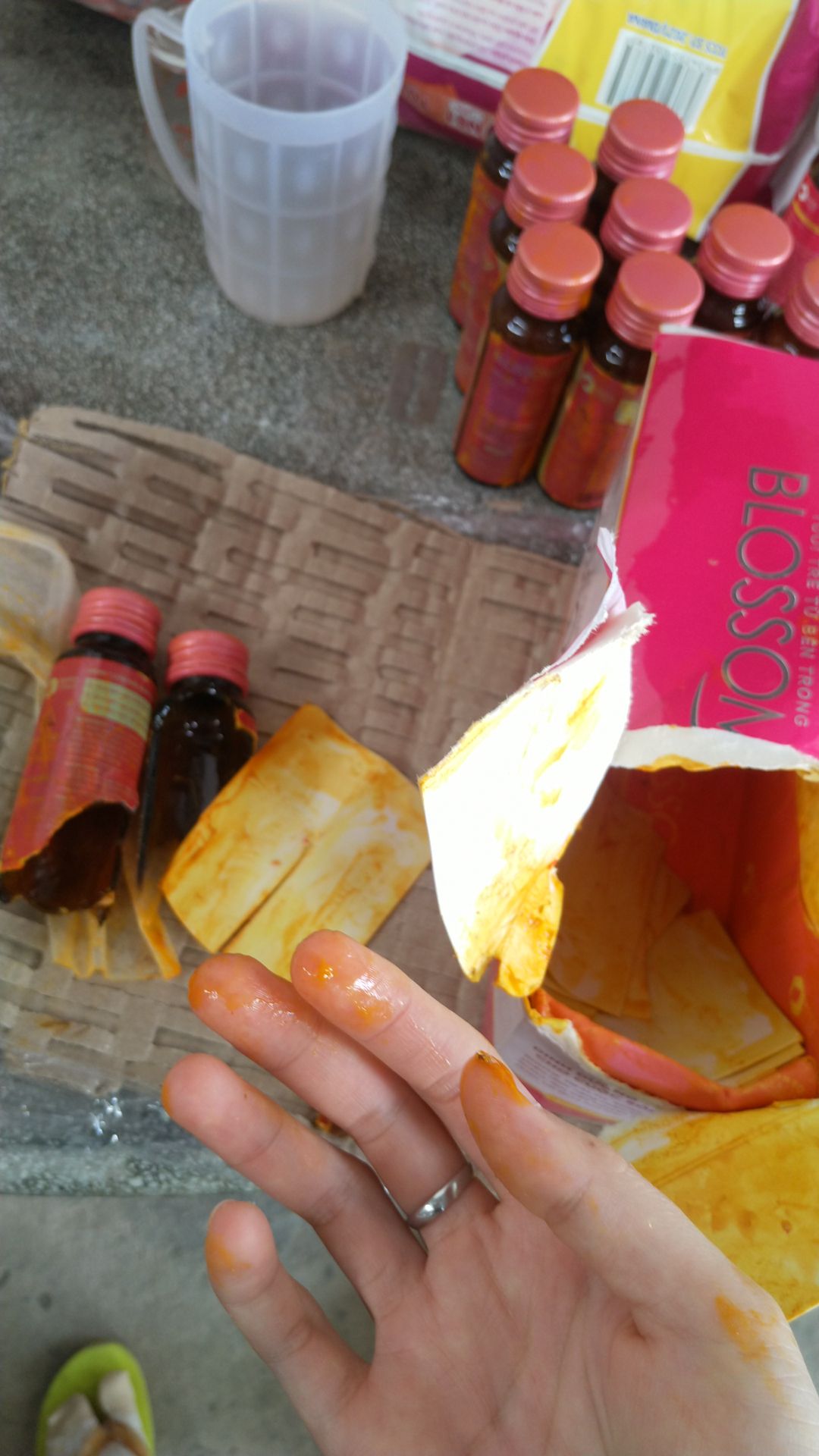 uống hơi nóng trong người. có giảm đau bao tử thật sự. vận chuyển bị vỡ 2 lọ đã báo hỗ trợ mãi chẳng giải quyết nhưng đi cmt trong đánh giá của người khác thì được nhân viên gọi giải quyết liền luôn. và được nhận voucher giảm 82k cho mọi sản phẩm từ đơn 1k. tiki nên nhanh chóng giải quyết trục trặc đơn hàng cho khách chứ để khách chờ đợi lâu sẽ mất thiện cảm lắm.