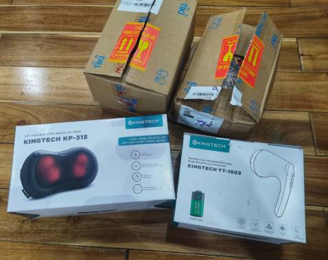 Trải nghiệm mua hàng tốt nhất mình từng có trên Tiki. Tốc độ xử lý đơn hàng rất ấn tượng trong đợt dịch này. Ck m đặt 2 con massage của Kigtech này ngày 7.9 đến cuối ngày 9/9 nhận được. 
Ngoại hình: Còn sản phẩm, thấy bên hãng hoàn thiện veri gút. Hộp nhìn sang, có hdsd tiêg Việt, sp đều dc in logo, gối dập logo chìm vs dc gắn tag của hãg.
Chất lượng: Cả 2 dòng đều có matxa hồng ngoại nhưng m cảm thấy gối nhiệt độ cao hơn nhiều. Còn cơ chế massage mỗi loại một kiểu. Con cầm tay massage hoạt động dạng xoay, Máy có thể điều chỉnh nhiều tốc độ massage, có vẻ hợp vs phần mềm phía trước như bụng, đùi chân tay, 2 bên cổ. M thích loại này để ms bụng sau khi tập yoga (dùng phía sau phải nhờ a ck giúp). Còn gối hợp phần phía sau như cổ lưng, đùi (gác lên) ... khi làm việc kê dưới lưng hay gắn trên ghế để ms gáy cảm giác rất phê pha. 
Chốt lại là rất ưng ý ạ, hi vọng sp dùng bền, vote 5 sao cho Tiki vs chủ shop trc. Đáng giới thiệu cho mn.