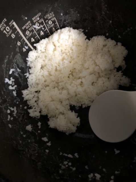 Lòng nồi vẫn bị dính. Trước đó mình dùng loại có lòng nồi chống dính tốt hơn mặc dù đó thương hiệu ko có tiếng bằng Toshiba nên hơi có tý thất vọng.
Lòng nồi có 1 thang đo nước capacity với mức thấp nhất 0,5. Cho hỏi mức thang này áp dụng cho hình thức nấu nào.
Muốn nấu 1 cốc hay 1,5 cốc gạo thì đo
nước thế nào vì thấy thằng đó nước của gạo trắng tối thiểu là 2 thôi. Mình cám ơn