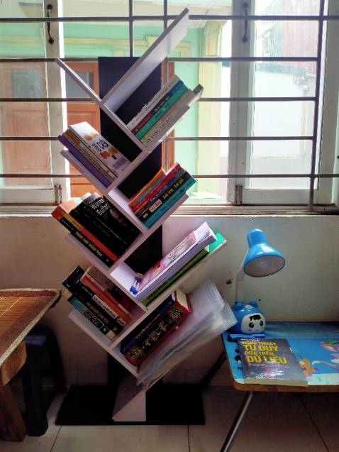 Kệ sách đẹp như Quảng cáo, mình chọn tông đen trắng 9 tầng, 13kg nên lúc bê thang bộ lên tầng 4 hơi nặng kkk, shop cho mình thừa hẳn 2 vít, có sách hướng dẫn đầy đủ nhưng các bạn vẫn phải để ý kỹ 2 tấm trắng trên cùng và dưới cùng nhé ( tấm dưới nhiều lỗ bắt vít hơn và ngược lại, tấm trên cùng ở giữa ko có lỗ bắt vít nha), mình ko để ý, bắt xong vít r lúc ráp vào mới phát hiện lại phải tháo ra lắp lại.
Kệ sách chắc chắn, tuy nhiên có những lỗ bắt vít  vẫn bị lệch tầm 1-2 ly làm 1 vài điểm bị lệch, mong Nhà SX đọc đc cmt này của mình để cải thiện các lô hàng sau, nhưng với giá 210k như thế là quá ổn r, tặng shop 5⭐
Giá sách này phù hợp để ở các phòng nhỏ thì xinh hơn nha, nhớ là có giá xinh thì phải đọc hết sách trên giá nha các bạn
À 1m con gái như mình ko có dụng cụ gì, phải dùng kéo vs dĩa thấy tovit 😁 rồi cuối cùng vẫn xông
Tóm cái váy lại là nên mua các bạn nhé