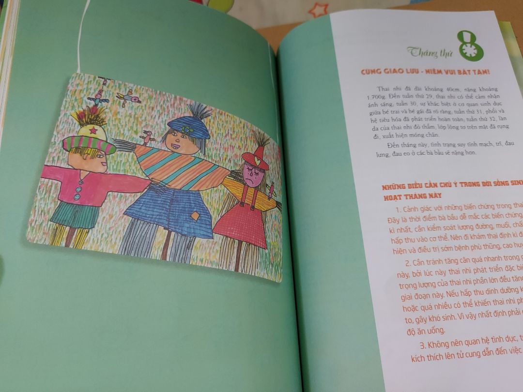 Đầu tiên mình mua cuốn "Mang thai thành công 280 ngày mỗi ngày một trang sách" đọc thấy hài lòng về văn phong và cách trình bày, sách phù hợp với người ngán chữ như mình, mình đọc sách thấy hạnh phúc và trân trọng sự có mặt của con vô cùng nên đặt mua thêm 2 quyển nữa là "thai giáo theo chuyên gia" và "hành trình thai giáo". Mỗi quyển có ưu điểm riêng. Với người lần đầu làm mẹ như mình còn nhiều bỡ ngỡ đọc "Mang thai thành công" giúp mình có sự hiểu biết và an tâm hơn, đặc biệt những ai chuẩn bị làm mẹ mình khuyên nên đọc qua quyển sách này trước để có sự chuẩn bị chu đáo trước khi mang thai. Mình khá tiếc vì biết đến sách muộn nên đã không có sự chuẩn bị chu đáo cho con. "Thai giáo theo chuyên gia" là cuốn sách thứ 2 nên có, bổ sung kiến thức thai giáo cho mẹ bầu. Cùng 1 tác giả nên ai đã yêu thích "mang thai thành công" cũng sẽ yêu thích sách này. Các mẹ bầu nên đọc nhé!
Nếu mẹ bầu yêu thích đọc có thể tham khảo tiếp "hành trình thai giáo" cuốn này có hướng dẫn thêm công thức dinh dưỡng cho mẹ bầu, nhiều nét vẽ trẻ thơ ngô nghê sẽ tạo cho bạn niềm hạnh phúc và hân hoan được gặp con, vẫn là 1 quyển sách hay tuy nhiên theo cá nhân mình không thích quyển này như 2 quyển trên lắm vì nội dung khai thác không mới mẻ và thu hút, ai thích đọc có thể tìm đọc thêm để bổ sung kiến thức, còn về cảm quan mình không đánh giá cao quyển này, có thể do khác tác giả chăng!?!