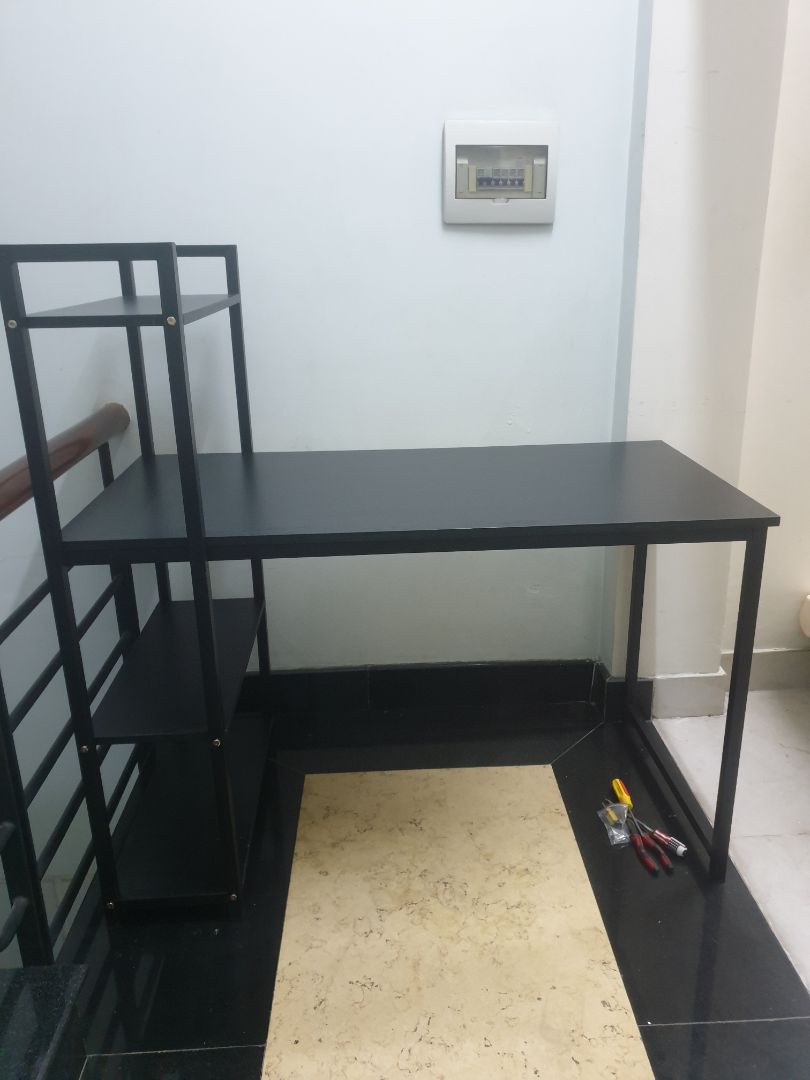 Có vẻ chắc nhưng chân bên p hơi cụp vào. hy vọng không ngã.  bạn nào ráp nên ráp phần kệ bên T trước r mới ráp chân bên P nha