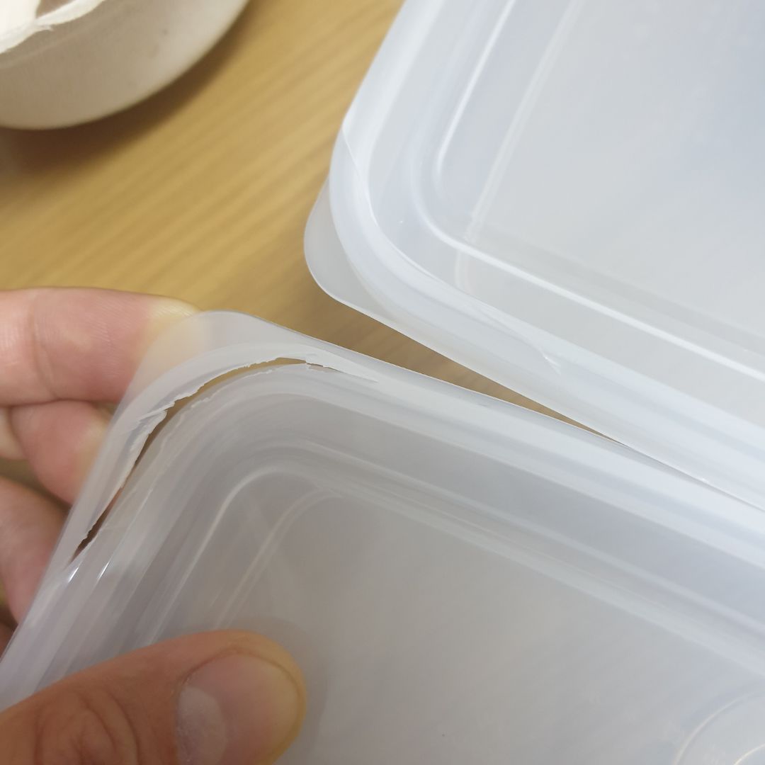 giao sai sản phẩm đã đành lại còn giao cho cái vỡ nắp, hộp vỡ nắp thì dùng làm gì được, lượt hàng trước shop đã lươn lẹo chèn 1 sản phẩm cũ trầy xước tùm lum đã cho qua rồi