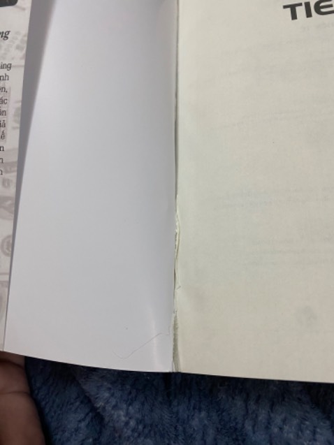 Sách rất hay nhưng chất lượng in ấn chưa tốt. Nhiều chỗ keo dính chờm vào giấy, giấy cắt to cắt nhỏ. Mong là không nhiều cuốn bị như vậy