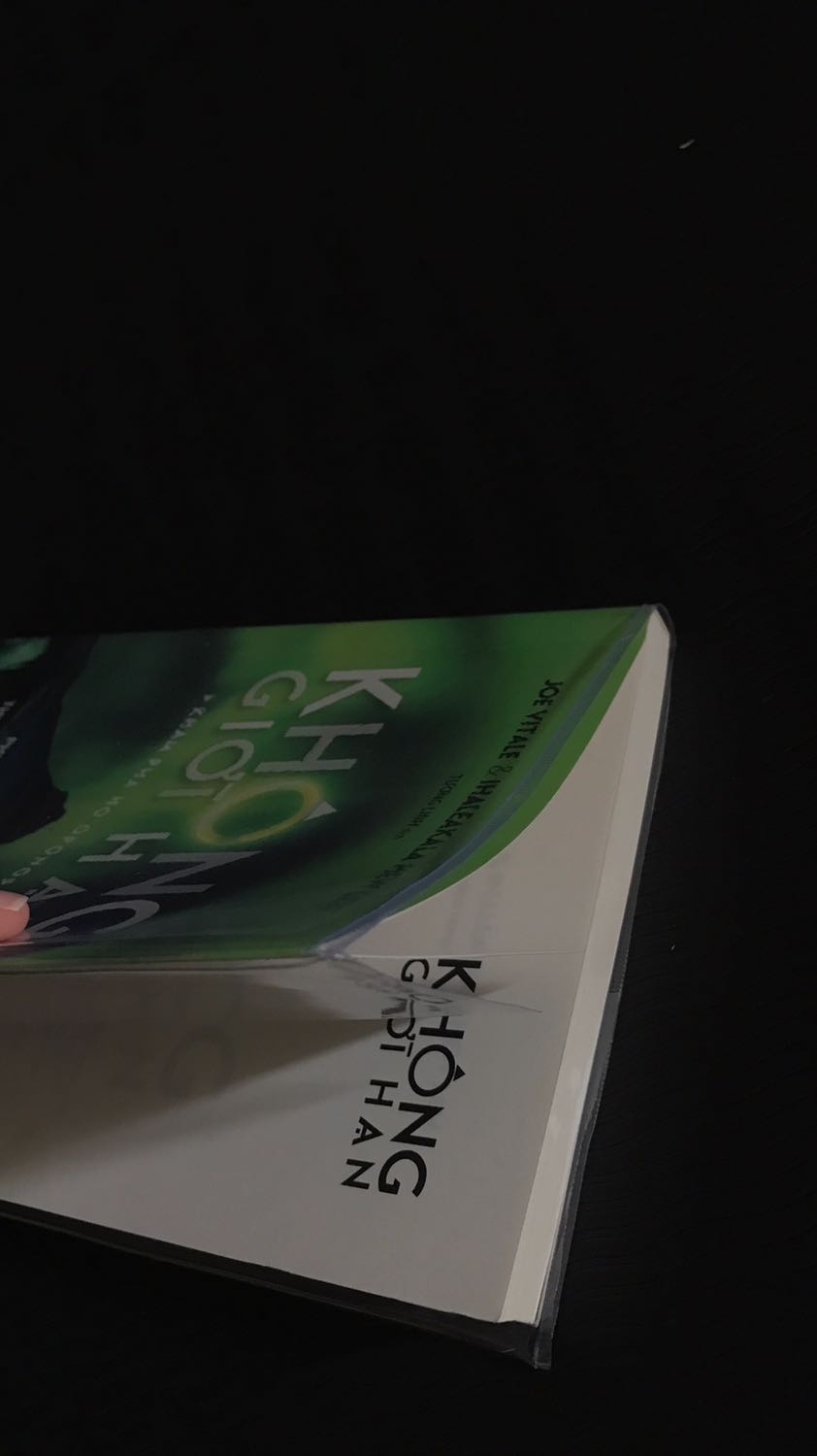 Đợi cuốn sách hơn 2 tuần nhưng lúc nhận thì vỏ bọc sách rách hết trơn, buồn thiệt sự . Biết là dịch thì đợi hàng lâu. Mình không hề hối hàng đến tận 2 tuần không biết thế nào nên mới gửi *** phàn nàn giờ nhận hàng rồi mà cũng không được trọn vẹn. Mong Tiki làm việc chuyên nghiệp hơn, hàng giao trễ báo trước để tránh những trường hợp hàng hoá khi giao bị như này .