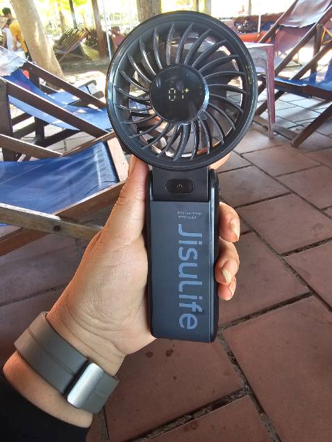 Quạt đẹp,cầm chắc tay, hiển thị pin và cấp độ gió ( 5 cấp), sang, xịn, mịn. Shop giao hàng nhanh, kịp mang đi chơi lễ 30/4, quá tuyệt vời