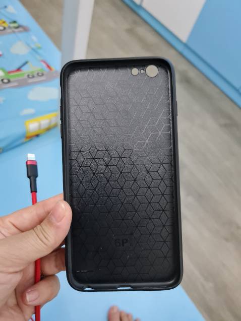 Ốp đẹp, chắc chắn, vừa khít với máy luôn. Tay ướt thì cầm cảm giác hơi trơn xíu. Nhưng giá rẻ như vầy thì tuyệt quá rồi