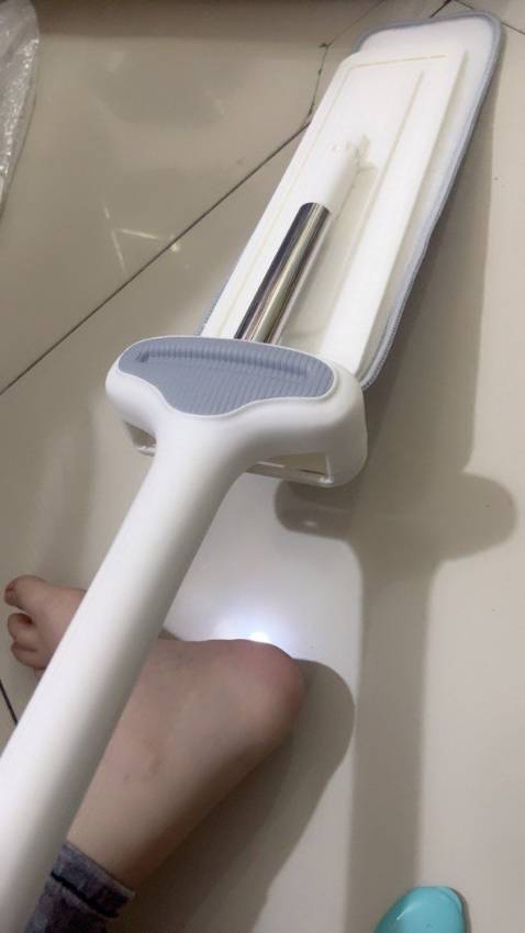 Hàng bên ngoài còn đẹp hơn hình ảnh, giao hàng nhanh. Cây lau nhà vắt khô, lau nhanh vì bàn lau lớn. Đặc biệt là nhà sạch và khô nhanh nữa. Mình rất hài lòng, mn nên mua nhé