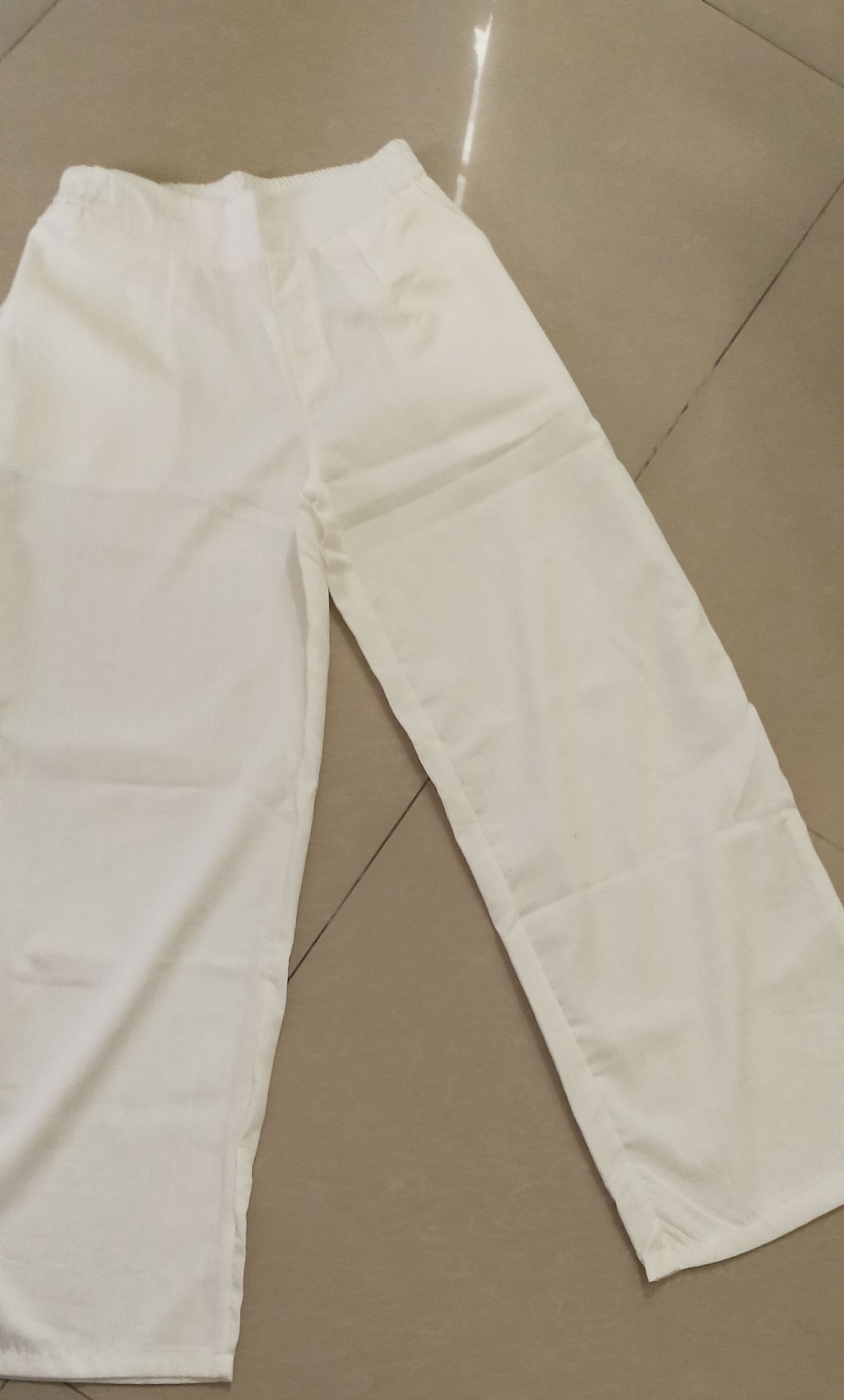 Mik 1m6 43kg mặc size L là vừa luôn. Quần chất lụa nên hơi mỏng, mặc quần màu trắng thì bên trong cũng phải màu trắng lun, nếu ko thì thấy hết😅. Quần ko nhiều chỉ thừa, vừa với giá tiền.