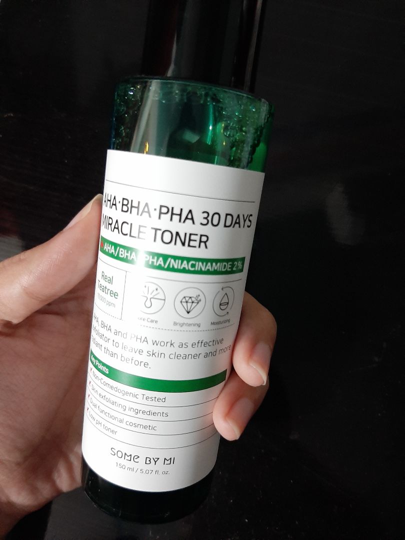 Đây là lần đầu tiên mua đồ trên tiki, sản phẩm đóng gói còn sơ xài, để cái hộp đựng chai toner trong 1 hộp giấy là xong chứ không kèm thêm tấm xốp hơi để tránh sp bị rung lắc. Tuy nhiên đã mua được hàng chính hãng với giá rẻ và date còn rất xa, giao hàng nhanh chóng, em cám ơn shop ạ.