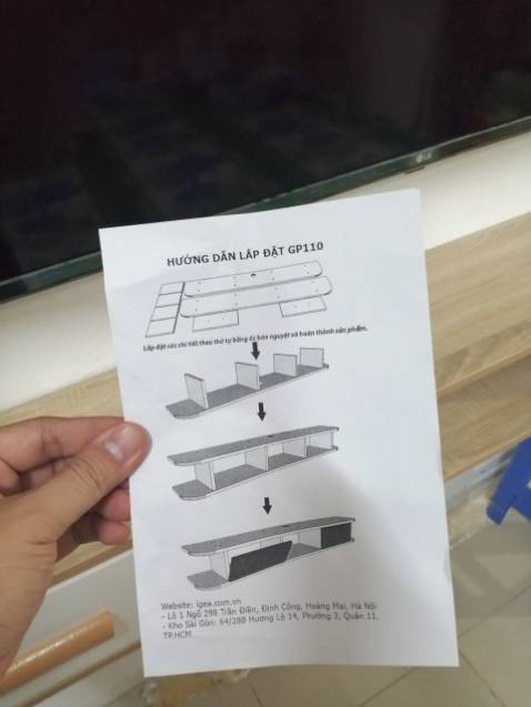 Giao hàng nhanh, đóng gói kĩ, đầy đủ phụ kiện nhưng hướng dẫn lắp ráp quá sơ sài. Tôi đã mất 5 phút hoang mang với cả đống phụ kiện. Nên có sách hướng dẫn chi tiết hơn hoặc nên có link vào youtube xem để hiểu rõ hơn phụ kiện. 
Bị trầy chút, may là mặt dưới kệ.